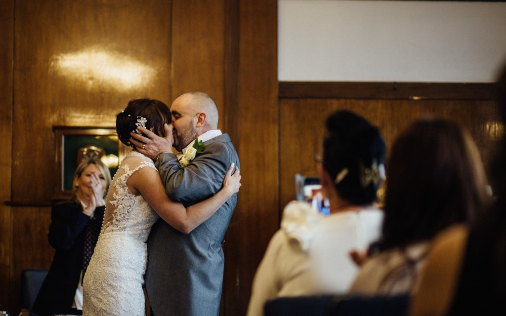 Clínica de Oncologia Unimed VTRP - noiva raspa cabeça na festa de casamento