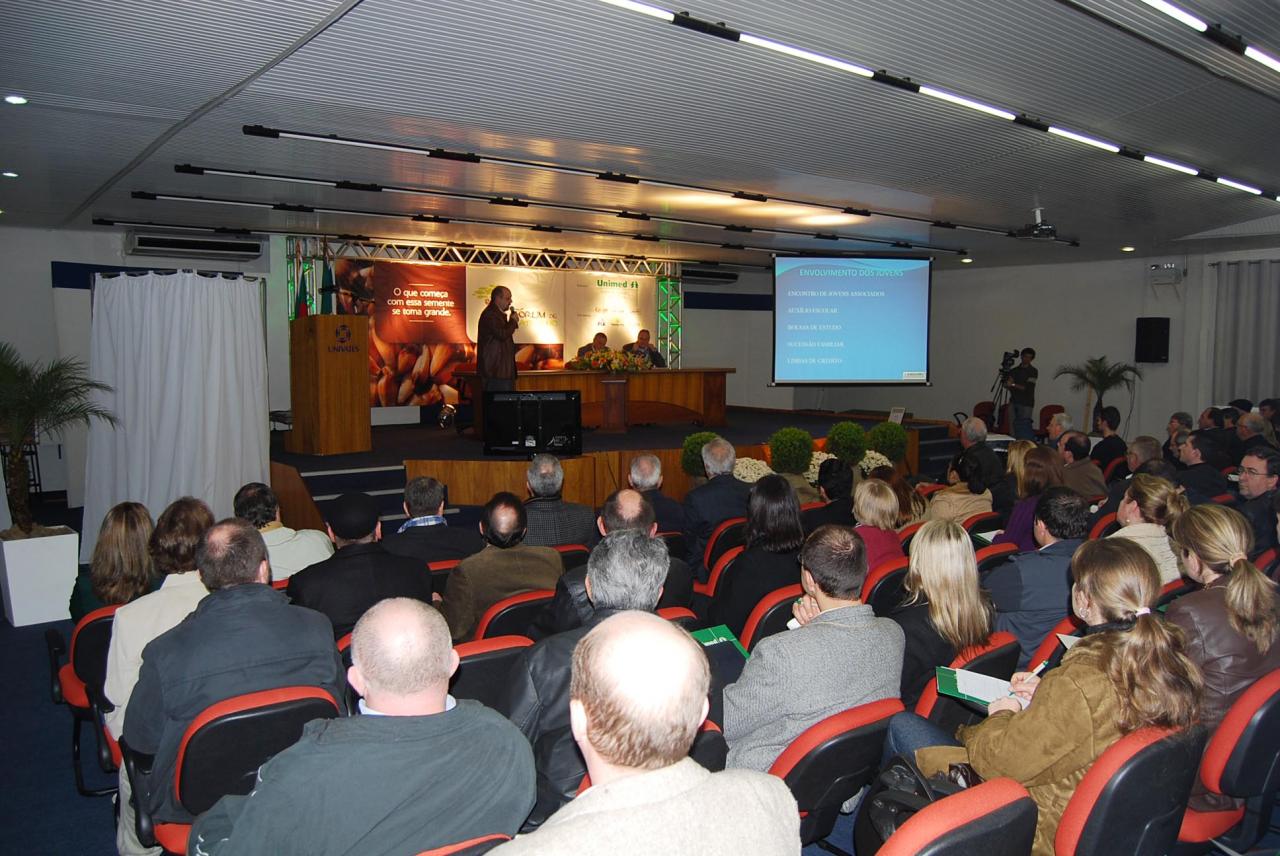 Representantes de cooperativas de diversas regiões do Estado participaram do evento 