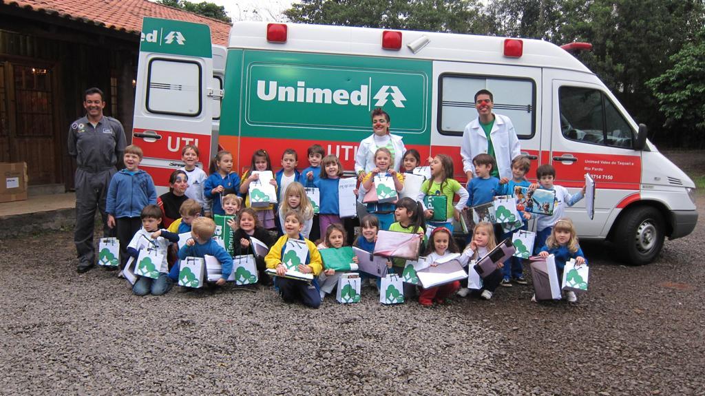 Alunos da Escola de Educação Infantil Criança & Cia visitaram a ambulância da Unimed VTRP e ganharam almofadas ecológicas